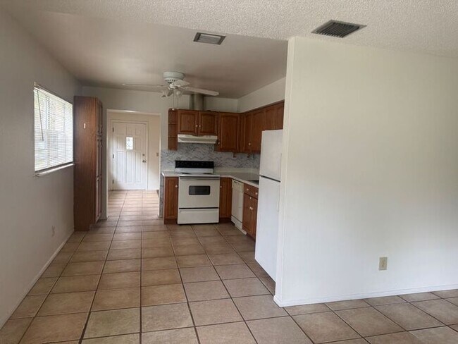 Building Photo - Lovely 1/2 Duplex in St Cloud