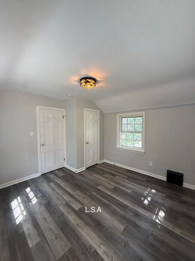 Building Photo - 9704 S Highland Ave