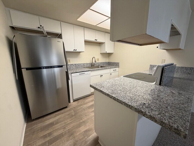Building Photo - Welcome to this beautifully renovated 2-bedroom, 1-bath home in the desirable Foothill Oaks!