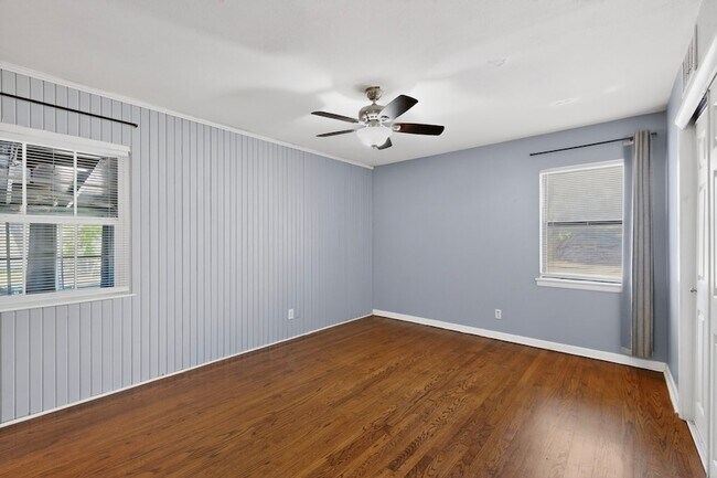 Building Photo - 2104 Hillburn Dr