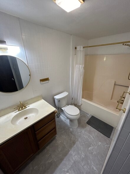 Full bathroom (upstairs) - 14 Chelsea Sq