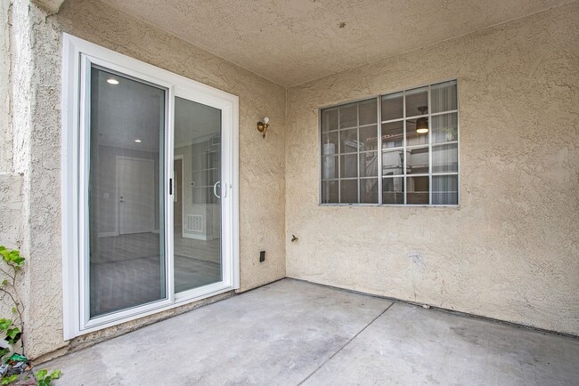 Building Photo - Beautifully Renovated 2 Bedroom 2 Bath Condo