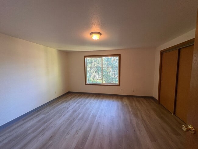 Building Photo - 2 Bedroom 1.5 Bathroom Duplex in Southwest Eugene