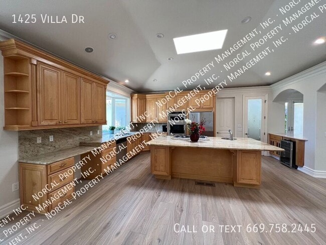 Building Photo - 1425 Villa Dr
