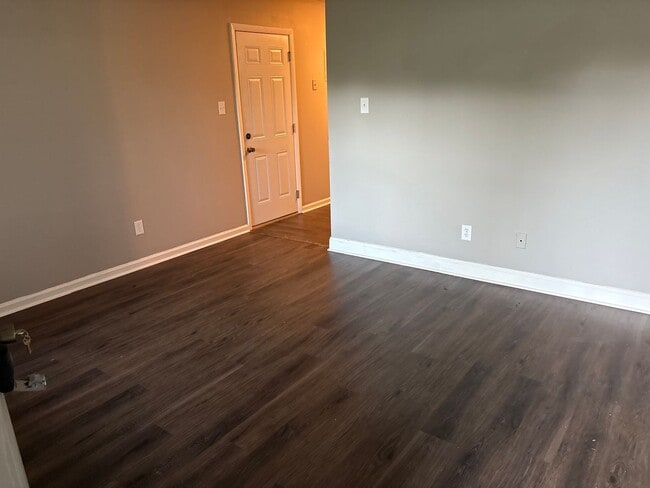 Building Photo - Quaint 3 bedroom/1  and 1/2 bath Winston S...