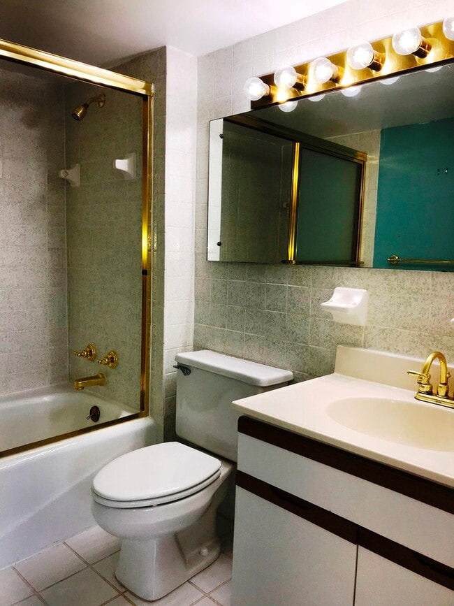 Building Photo - 2BA/ 2BR Condo located near University of ...
