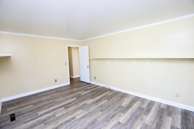 Building Photo - 549 Pringle Dr