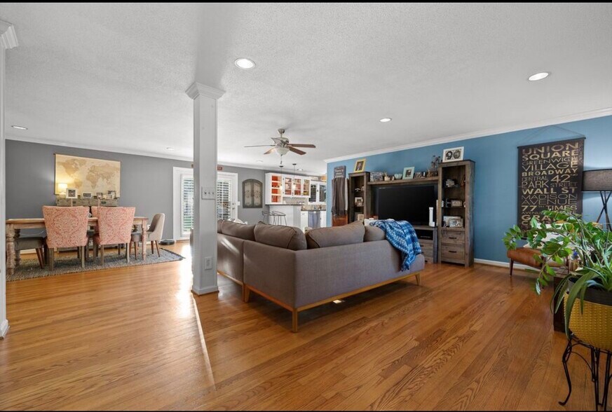 Building Photo - 1627 Fernwood Cir