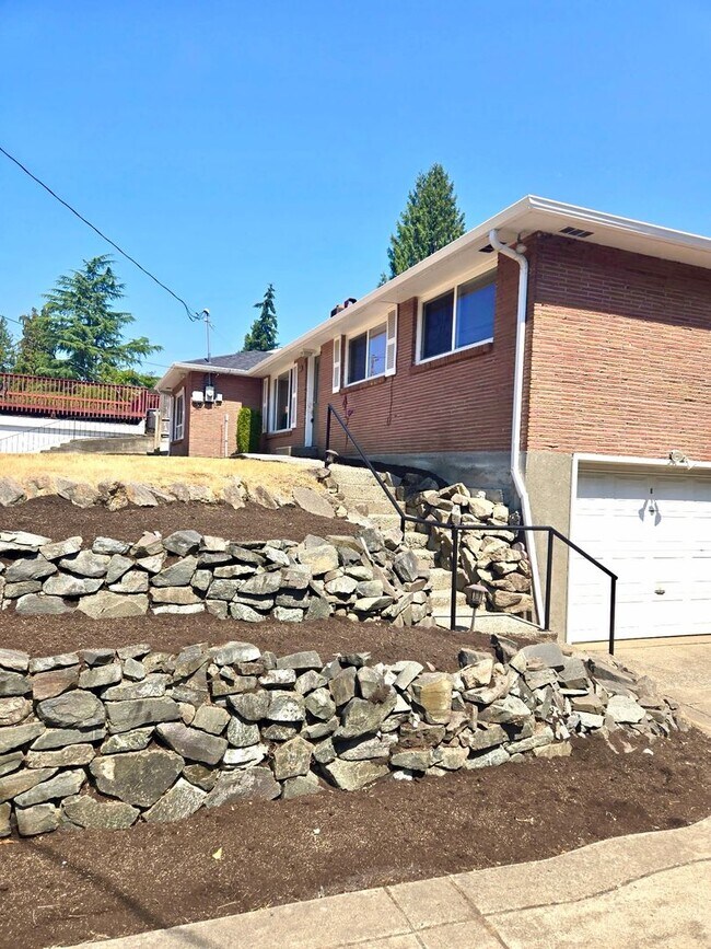 Building Photo - 3613 Grandview Dr W