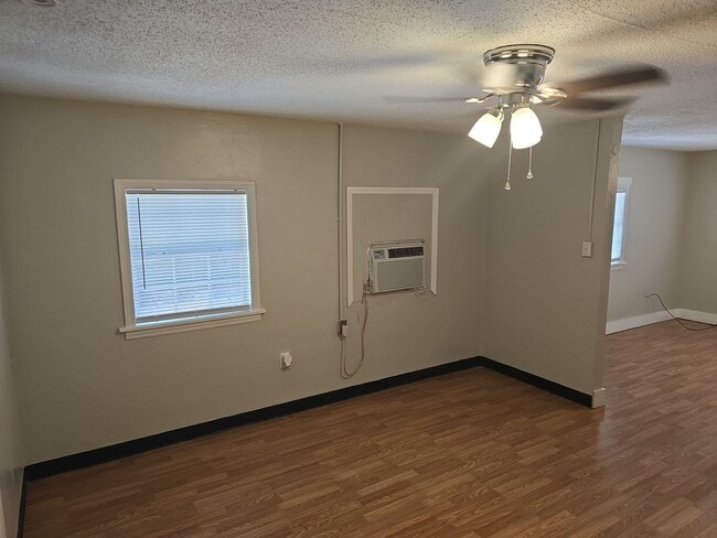 Building Photo - 1 bed 1 bath duplex near Prisma Health