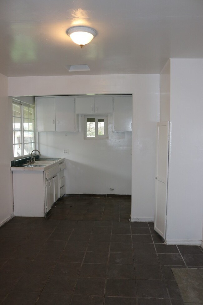 Building Photo - Beautifully Updated 3-Bedroom Home with Sp...