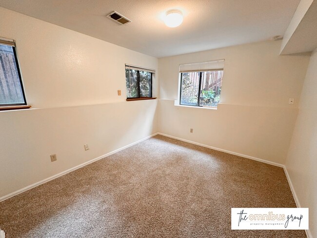 Building Photo - 4BD/2BA Fall Pre-Lease in Quiet Neighborhood!