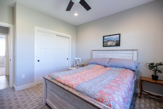 Building Photo - 2428 Sunshine Dr