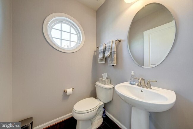 Building Photo - 25850 Clairmont Manor Square