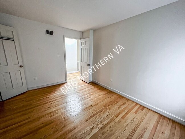 Building Photo - 1325 Lynnbrook Dr