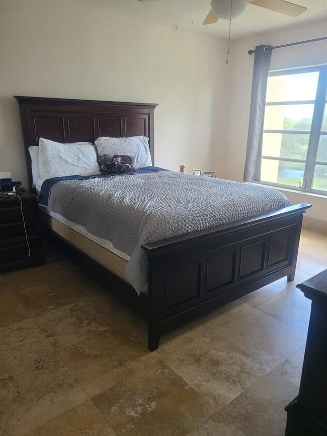 Building Photo - 3050 N Palm Aire Dr