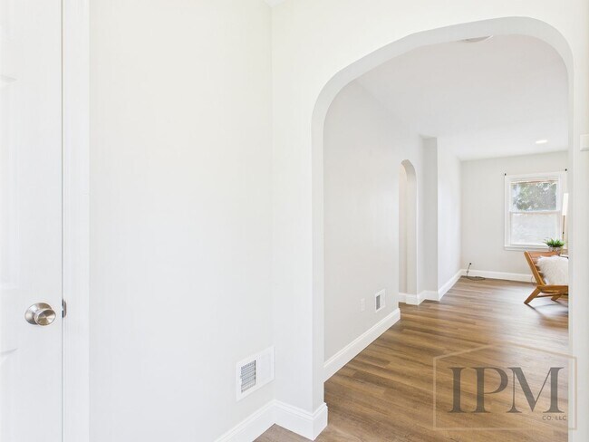 Building Photo - Available Now! Beautiful 3 Bedroom 2 Bath ...