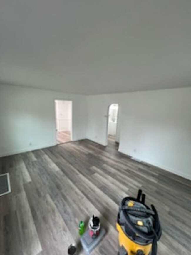 Building Photo - 2 bedroom 1 bathroom house. Fenced in back...