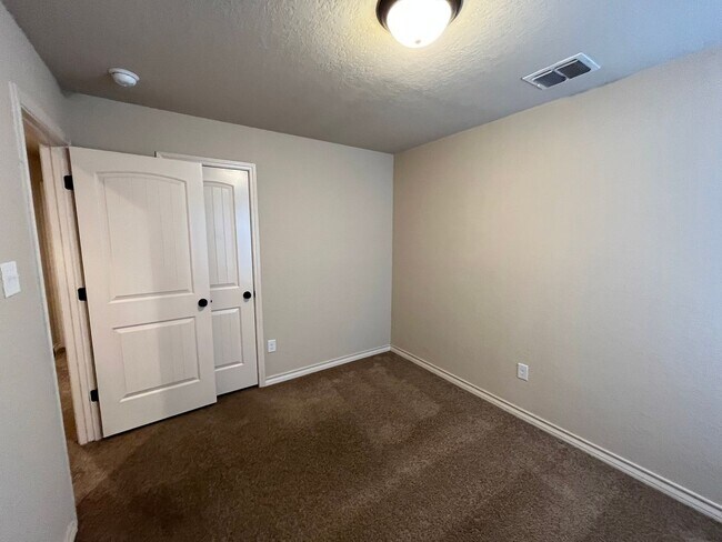 Building Photo - 6866 Lakeview Dr.