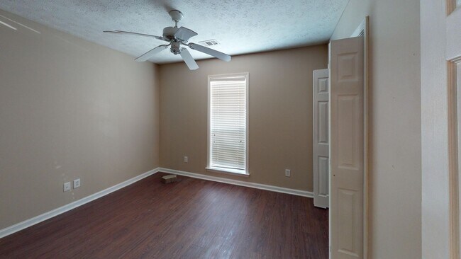 Building Photo - 860 Autumn Ridge Rd