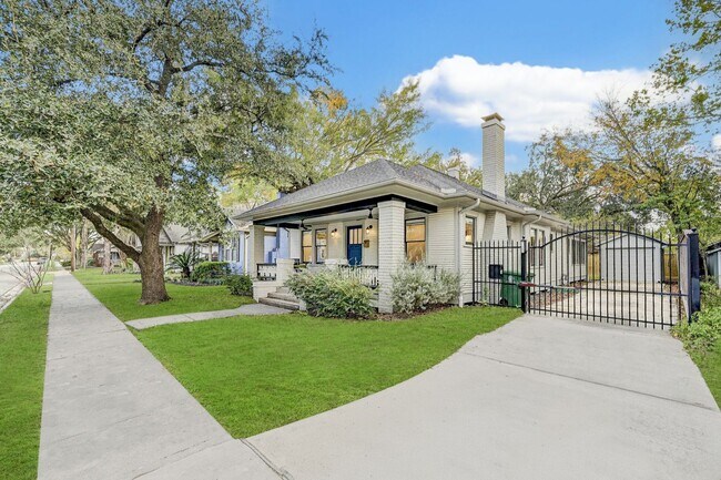 Primary Photo - Completely renovated Heights historic bung...