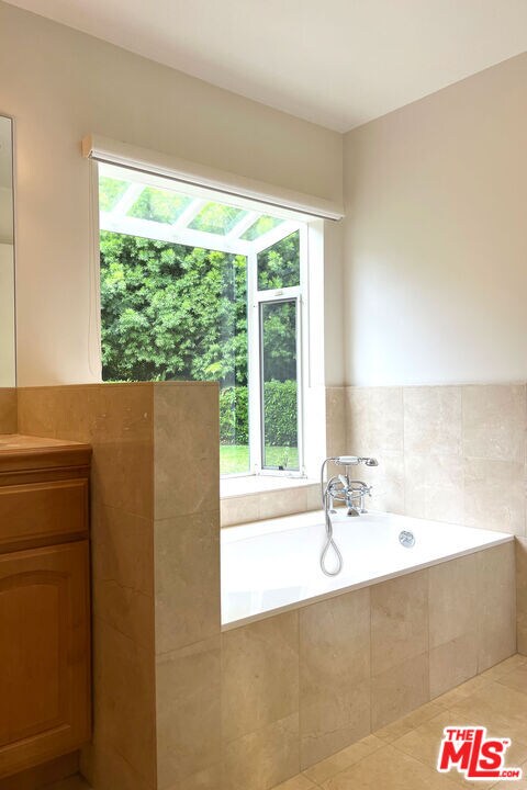 Building Photo - 2325 Banyan Dr