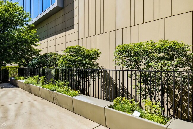 Building Photo - 330 W Diversey Pkwy