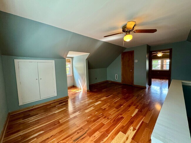 Building Photo - Quaint Cottage steps Away From VT Campus