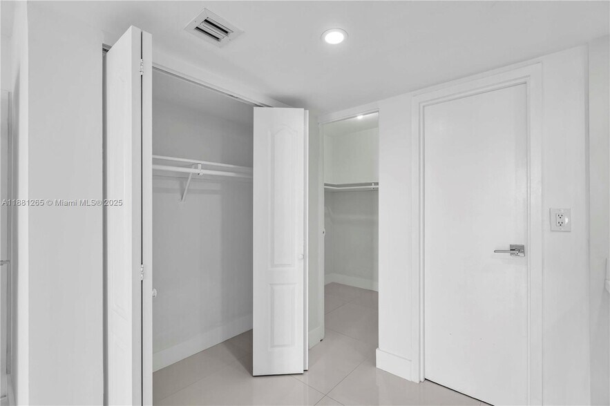 Building Photo - 100 Bayview Dr