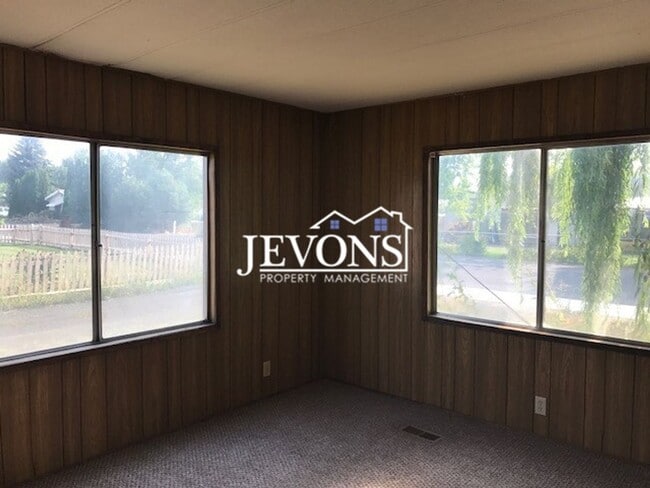 Building Photo - Experience this inviting Tieton home - Flexible short-term and long-term leases