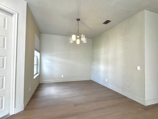 Building Photo - 3565 Danbury Ct