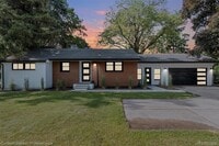 Building Photo - 1528 E Maple Rd
