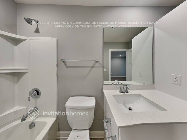 Building Photo - 10922 Glacier Ln N