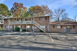 Building Photo - Cozy Chapel Hill Condo - Freshly Updated!