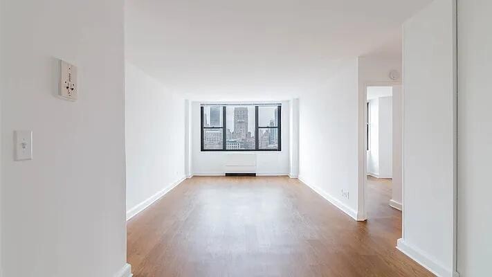Building Photo - 240 E 27th St