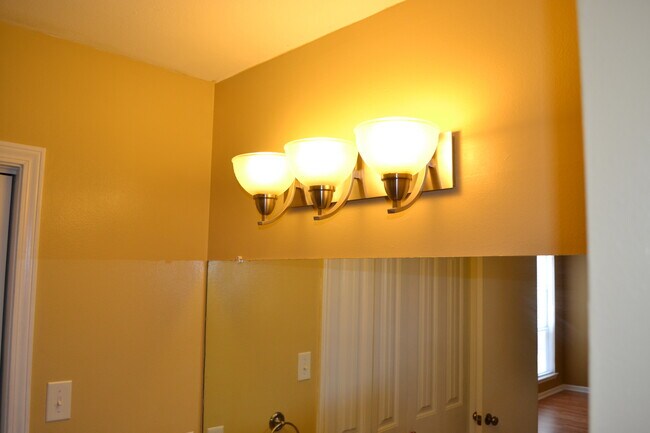 Building Photo - Location! Location!  3 bedroom, 2 bath, Ga...