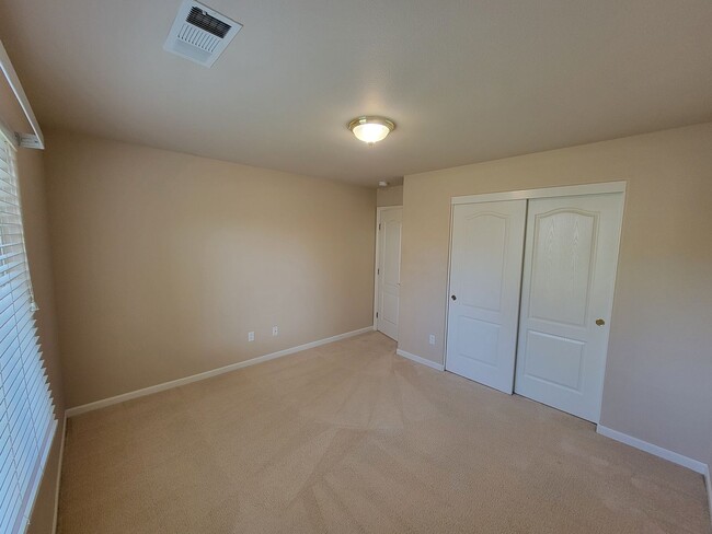 Building Photo - 3 Bedroom 2 Bathroom in NE Visalia!