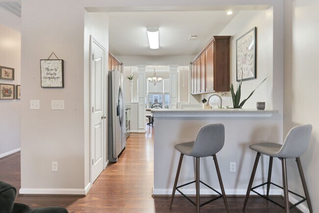 Building Photo - Charming 3 BD - 2.5 BA townhome located so...