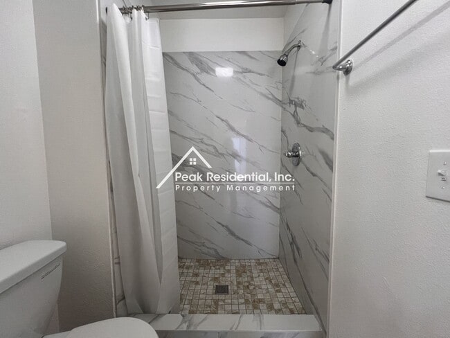 Building Photo - Spacious Updated 2bd/2ba Halfplex with 2 Car Garage