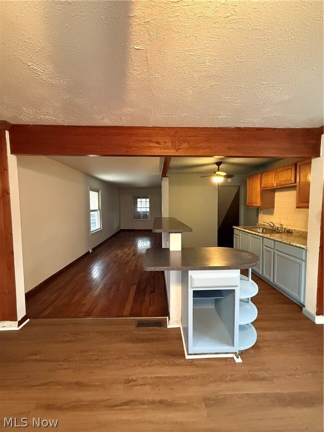 Building Photo - 1427 E 252nd St