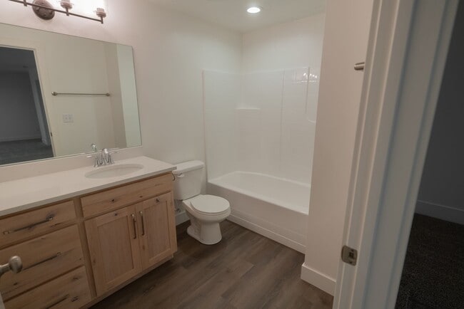 Building Photo - Luxury 5 Bedroom 3 Bath with Upscale Ameni...