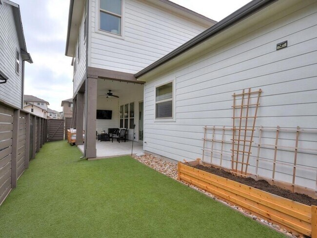Building Photo - 1708 Arcilla St