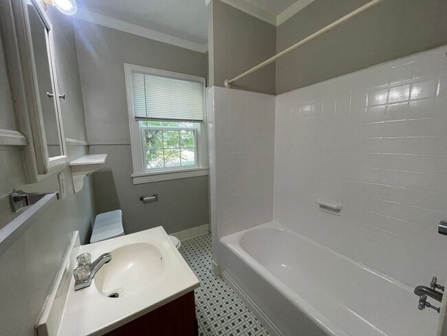 Building Photo - Charming Down Stairs Apartment In South Hi...