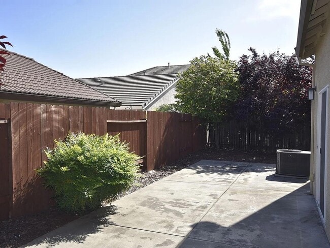 Building Photo - 1564 Blue Beaver Way