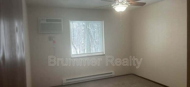 Building Photo - 305 Waters Edge Dr