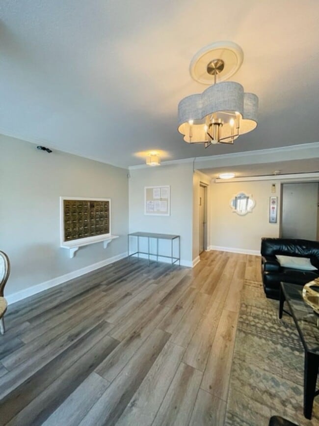Building Photo - Beautiful, Move in Ready Condo in Myers Pa...