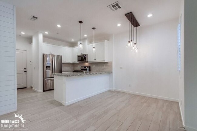 Building Photo - Stunning 3Bdm 2.5Ba Townhouse in Gated Com...