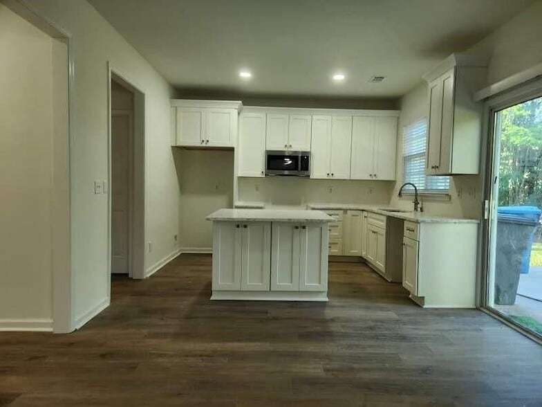 Building Photo - 2025 Kyrle Ln NW
