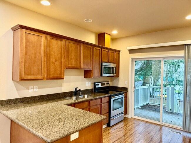 Building Photo - Beautiful 2 bed, 2.5 bath townhome located in Mountlake Terrance $2750/mo.