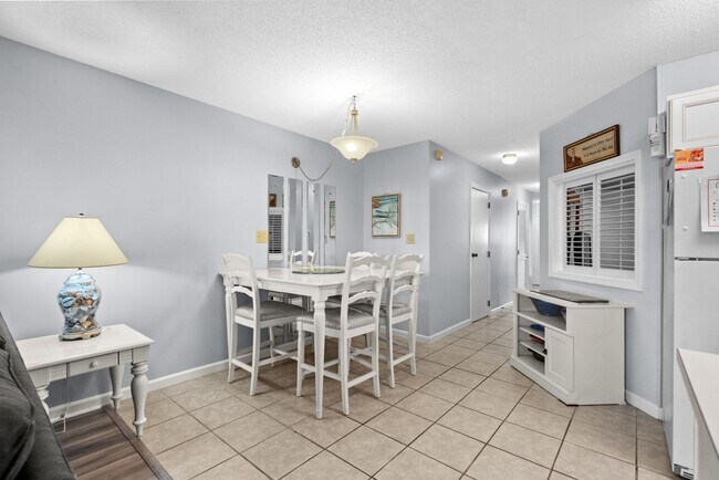 Building Photo - 1st Floor Seasonal Rental Available Octobe...